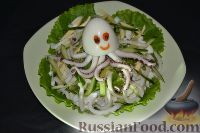 Фото приготовления рецепта: Салат с кальмарами и огурцами - шаг №13