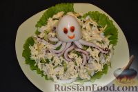 Фото приготовления рецепта: Салат с кальмарами и огурцами - шаг №14