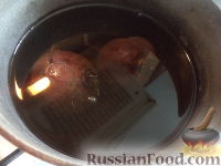 Фото приготовления рецепта: Салат с куриной печенью, свеклой и солеными огурцами - шаг №1