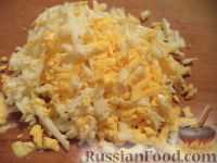 Фото приготовления рецепта: Салат с куриной печенью, свеклой и солеными огурцами - шаг №9