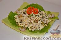Фото к рецепту: Салат из кальмаров с грибами