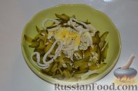 Фото приготовления рецепта: Салат из кальмаров с грибами - шаг №6