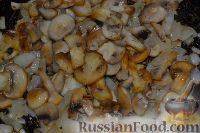 Фото приготовления рецепта: Салат из кальмаров с грибами - шаг №9