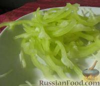 Фото приготовления рецепта: Витаминный салат из кольраби - шаг №2