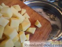 Фото приготовления рецепта: Суп с сосисками и картофелем - шаг №4
