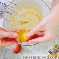 Фото приготовления рецепта: Творожный десерт с клубникой и абрикосами - шаг №2