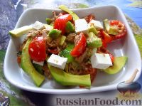 Фото приготовления рецепта: Салат из авокадо, тунца, помидоров и сыра - шаг №4