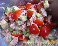 Фото приготовления рецепта: Салат из авокадо, тунца, помидоров и сыра - шаг №3