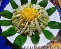 Фото к рецепту: Салат из пекинской капусты и крабовых палочек "Ромашка"