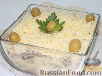 Фото к рецепту: Салат с опятами, фасолью и оливками