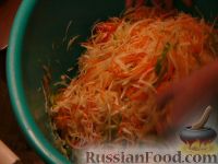 Фото приготовления рецепта: Салат из капусты "Витаминный" - шаг №7