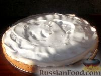 Фото к рецепту: Вишневый пирог с безе