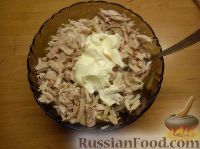 Фото приготовления рецепта: Салат с копченой курицей и соленым огурцом - шаг №6