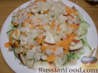 Фото приготовления рецепта: Овощной салат с яблоком и кунжутом - шаг №7