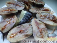 Фото к рецепту: Соленая скумбрия с паприкой, чесноком и зернами горчицы