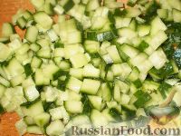 Фото приготовления рецепта: Греческий салат с красным луком - шаг №5