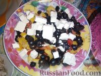 Фото приготовления рецепта: Греческий салат с красным луком - шаг №7