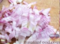 Фото приготовления рецепта: Греческий салат с красным луком - шаг №6