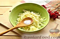 Фото приготовления рецепта: Капустный салат с апельсином и калиной - шаг №3