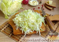 Фото приготовления рецепта: Салат с крабовыми палочками и чесночными гренками - шаг №2