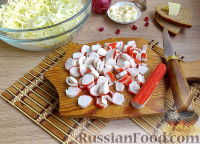 Фото приготовления рецепта: Салат с крабовыми палочками и чесночными гренками - шаг №3