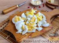 Фото приготовления рецепта: Салат с крабовыми палочками и чесночными гренками - шаг №5