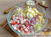 Фото приготовления рецепта: Салат с крабовыми палочками и чесночными гренками - шаг №6