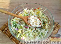 Фото приготовления рецепта: Салат с крабовыми палочками и чесночными гренками - шаг №7
