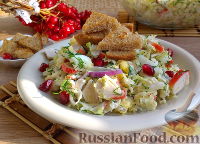 Фото приготовления рецепта: Салат с крабовыми палочками и чесночными гренками - шаг №11