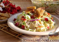 Фото приготовления рецепта: Салат с крабовыми палочками и чесночными гренками - шаг №12