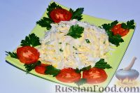 Фото к рецепту: Салат из кальмаров с сыром
