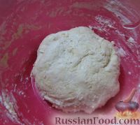 Фото приготовления рецепта: Пирожки с колбасой и сыром (из песочно-кефирного теста) - шаг №3