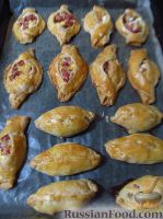 Фото приготовления рецепта: Пирожки с колбасой и сыром (из песочно-кефирного теста) - шаг №11