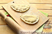 Фото приготовления рецепта: Чебуреки с картошкой - шаг №8