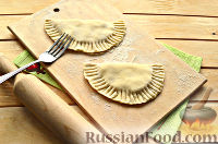 Фото приготовления рецепта: Чебуреки с картошкой - шаг №9