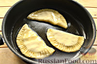 Фото приготовления рецепта: Чебуреки с картошкой - шаг №10