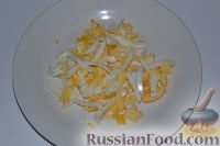 Фото приготовления рецепта: Салат из крабовых палочек и кальмаров - шаг №5