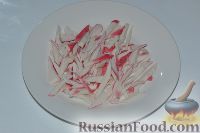 Фото приготовления рецепта: Салат из крабовых палочек и кальмаров - шаг №7