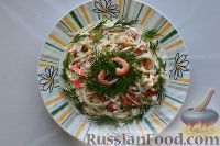 Фото приготовления рецепта: Салат из крабовых палочек и кальмаров - шаг №10