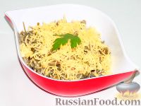Фото к рецепту: Салат с морской капустой, шампиньонами и сыром