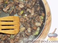 Фото приготовления рецепта: Салат с морской капустой, шампиньонами и сыром - шаг №3