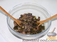 Фото приготовления рецепта: Салат с морской капустой, шампиньонами и сыром - шаг №7