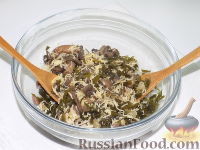 Фото приготовления рецепта: Салат с морской капустой, шампиньонами и сыром - шаг №9
