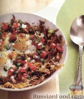 Фото к рецепту: Картофель хэш-браун с яичницей и овощной сальсой