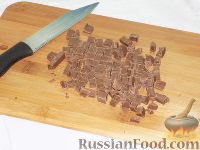 Фото приготовления рецепта: Фруктовый салат с шоколадом и взбитыми сливками - шаг №8