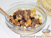 Фото приготовления рецепта: Фруктовый салат с шоколадом и взбитыми сливками - шаг №9