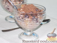 Фото приготовления рецепта: Фруктовый салат с шоколадом и взбитыми сливками - шаг №12