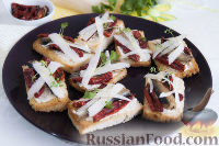 Фото к рецепту: Бутерброды со шпротами и вялеными помидорами
