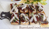 Фото приготовления рецепта: Бутерброды со шпротами и вялеными помидорами - шаг №8