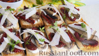 Фото приготовления рецепта: Бутерброды со шпротами и вялеными помидорами - шаг №9